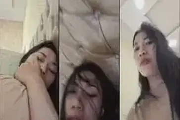 Aksi Cewek Binal Tangan Lincah Bikin Becek Keluar Banyak